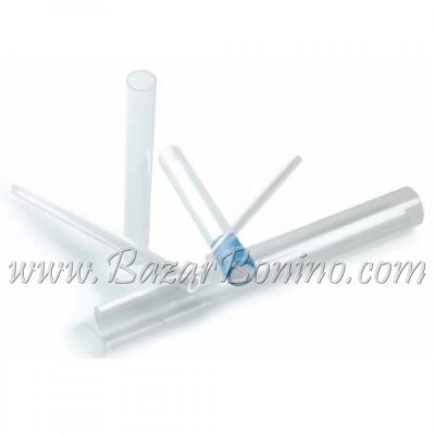 è composto da 5 tubi in plexiglass: Ø 1cm lungh. 28cm, Ø diam. 2cm lungh. 28cm, Ø diam. 3cm lungh. 28cm,Ø diam. 5cm lungh. 40cm e 1 Magic Tube diam.3cm lungh. 24cm che è è un tubo con un tappo di cotone utile a produrre figure e colonne di bolle, sono rivestiti in pellicola protettiva, confezionati in una scatola di cartoncino con etichetta e un pieghevole con le istruzioni d’uso, ricordati di acquistare il liquido bolle giganti, consigliati il bubble juice